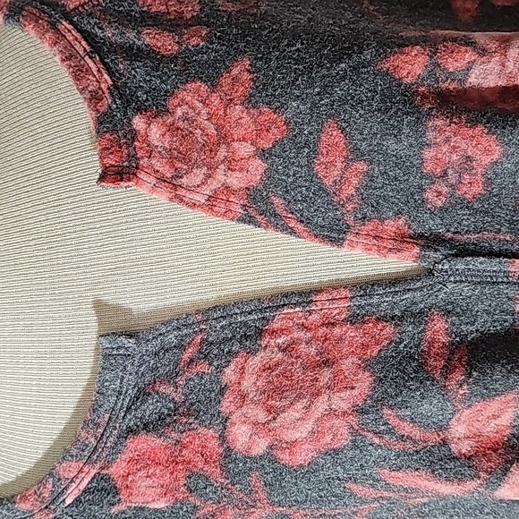 Socialite curve women's 2X pop over V neck fleece.  Gray/pink. - Picture 2 of 8